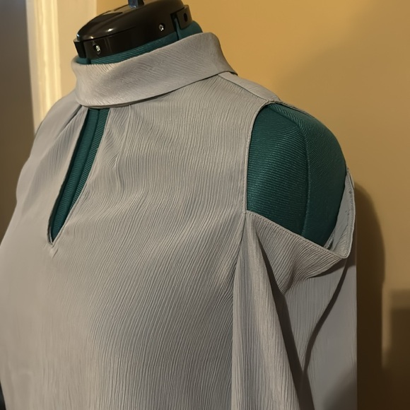 Light blue cold shoulder top - Picture 2 of 5